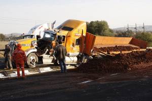 Camión volcó y colisionó contra automóvil en la autopista Tlaxcala-Texmelucan