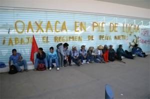 Maestros toman aeropuertos de Oaxaca por reforma educativa