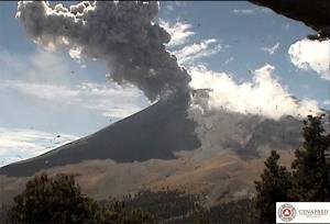 Popocatépetl registra 100 exhalaciones y dos explosiones