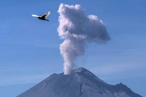 Popocatépetl emite 135 exhalaciones de vapor, gas y cenizas