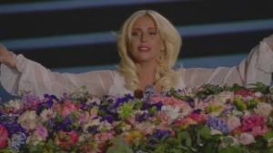 VIDEO: Lady Gaga interpreta emotiva versión de Imagine