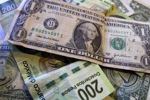 Dólar se dispara a 16.77 pesos en ventanillas bancarias