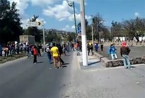 Normalistas lanzan piedras contra Zona Militar en Chilpancingo