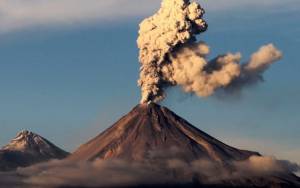 Volcán de Colima emite exhalación de 2 kilómetros de altura
