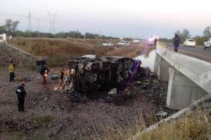 Suman 16 muertos por choque entre autobús y pipa en Sonora