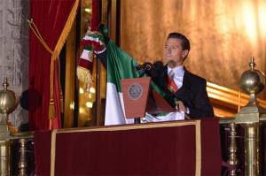 VIDEOS: Peña Nieto cumple ceremonia del Grito con protestas en el Zócalo