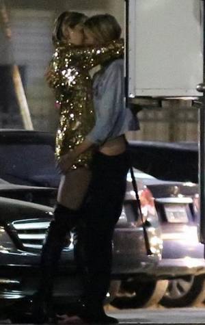 Miley Cyrus y Stella Maxwell fueron captadas en apasionado beso