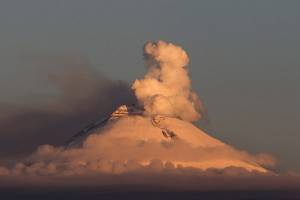 FOTOS: Popocatépetl regala amanecer nevado y 226 exhalaciones