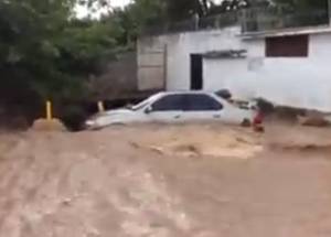 VIDEO: Desborda canal en Chihuahua arrastrando coches a su paso