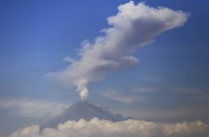 Popocatépetl emite fumarolas de 2 kilómetros de altura