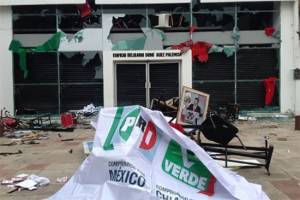 CNTE destruye sedes de todos los partidos en Tuxtla Gutiérrez