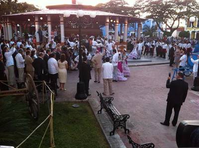 Príncipe Carlos baila a ritmo de sarao en parque de Campeche
