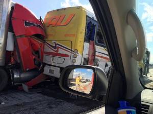 Choque entre autobús y tráiler deja un muerto y 31 lesionados en la Puebla-Orizaba