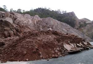 Desalojan comunidad por desgajamiento de cerro en Tlacotepec