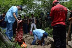 Hallan 17 fosas clandestinas con restos humanos en Iguala