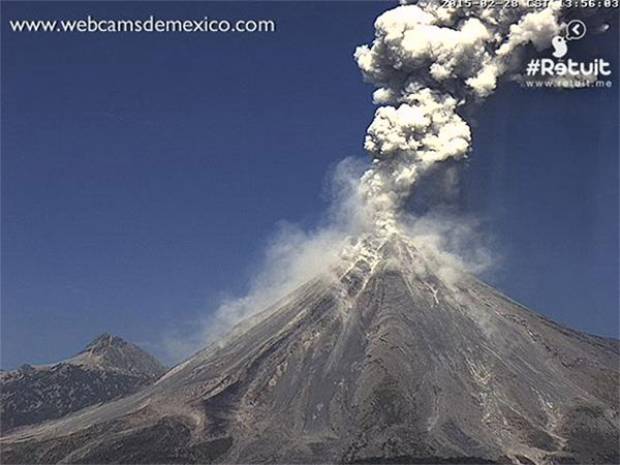 Volcán de Colima lanza fumarola de 4 mil metros de altura