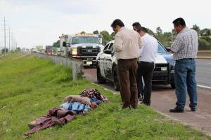 Hallan cadáver encobijado en la autopista México-Puebla