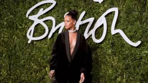 FOTOS: Rihanna, sensual aparición vestida sólo con un saco