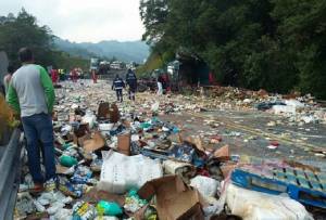 Cuatro muertos y tres heridos, saldo de colisión en la carretera México-Tuxpan