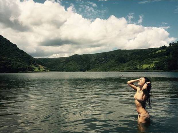 Vanessa Hudgens presume sexy bikini en Nueva Zelanda