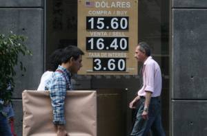 Dólar, en onceavo incrmento histórico, llega a 16.56 pesos