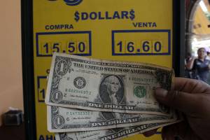 Fracasa intervención de Banxico: Dólar cierra en bancos a 17.07 pesos