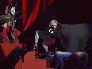 VIDEO: Madonna sufrió caída cuando cantaba en los Brit Awards