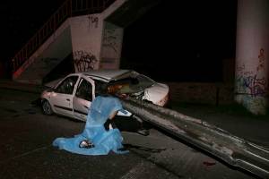 Hombre murió al incrustar vehículo en barra de contención de la autopista Puebla-Orizaba