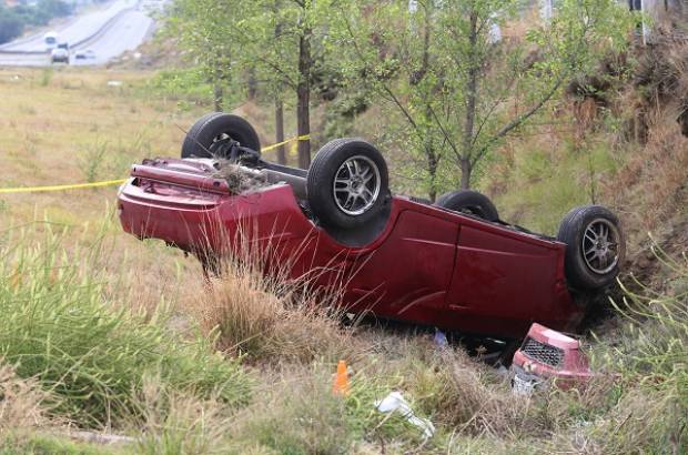 Un muerto, saldo de volcadura de vehículo en la autopista México-Puebla