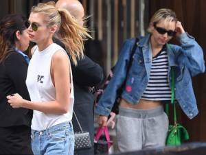 Miley Cyrus y Stella Maxwell fueron captadas saliendo de un hotel