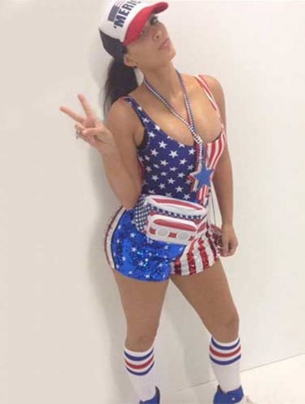 Kim Kardashian se transformó en una sexy patriota