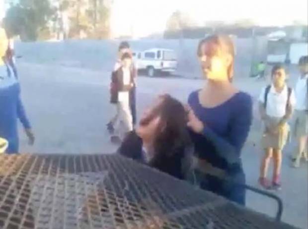 VIDEO: Niña es golpeada por denunciar narcomenudeo afuera de su escuela