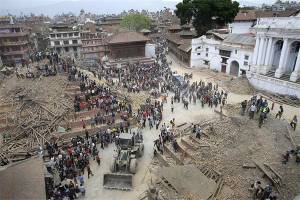 Cuentan mil 800 muertos en Nepal por sismo de 7.9 grados