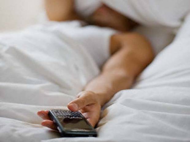 ¿Provoca daño dormir con el celular?