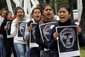 Marchan en Puebla a un año de la desaparición de 43 normalistas