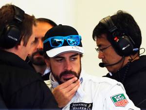 Fernando Alonso hospitalizado tras accidente en Barcelona