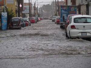Fuerte lluvia causa severas inundaciones en principales avenidas de Puebla