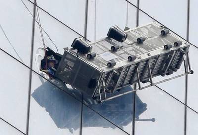 Rescatan a dos limpiavidrios del piso 69 del WTC de NY