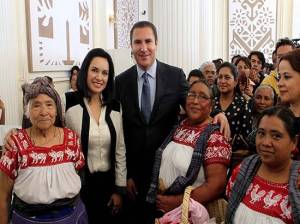 RMV y Fonart firman convenios para comercialización de artesanías de Puebla