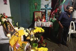 Familia de Alexander Mora exige a EPN restos del normalista