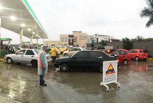 Pese a desabasto, llevan gasolina de Puebla a Oaxaca por bloqueos
