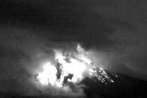 VIDEO: Explosiones del Volcán de Colima alcanzan 4 km de altura