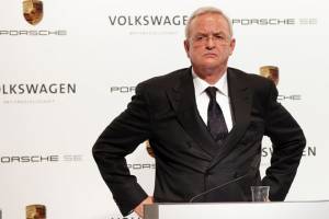 Renuncia presidente mundial de Volkswagen por fraude en automóviles