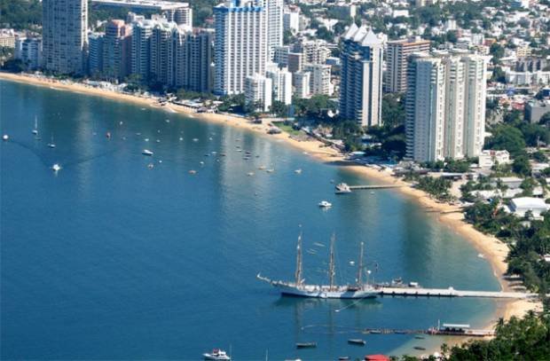 Poblanos descartan Acapulco estas vacaciones: reservaciones caen 60%