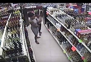 VIDEO: Madre enseña a su hija a robar alcohol de una licorería