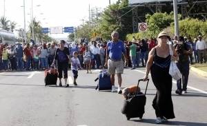 Maestros toman Aeropuerto de Acapulco por sus salarios