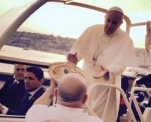 VIDEO: Papa Francisco no se resistió a comer pizza en el papamóvil