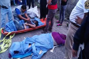 Madre e hijo murieron tras caer camioneta a barranco en Zoquitlán