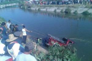 Buscan a veinteañero en Tecamachalco tras caer camioneta a canal de riego