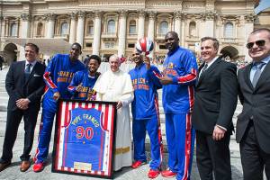 Papa Francisco recibió a Los Harlem Globetrotters en El Vaticano